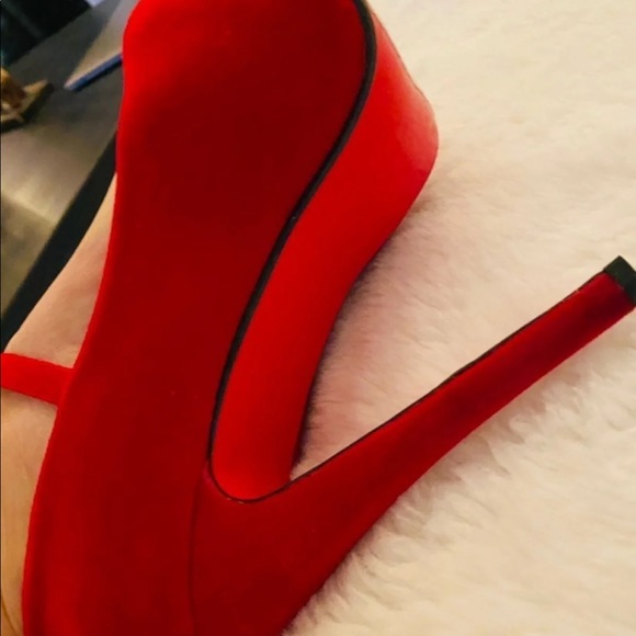 Pictures are from previous owner.I added picture of the bottom and the top area. - Picture 2 of 6